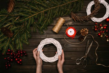 Çiçekçi yapma Noel çelenk