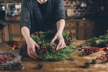 Çiçekçi yapma Noel köknar çelenk 