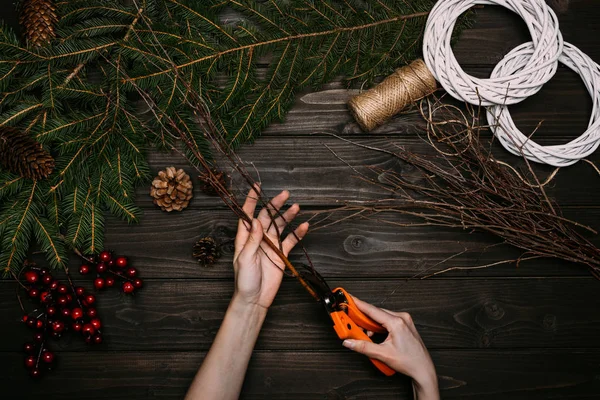 Blumenhändler schneidet Äste — Stockfoto