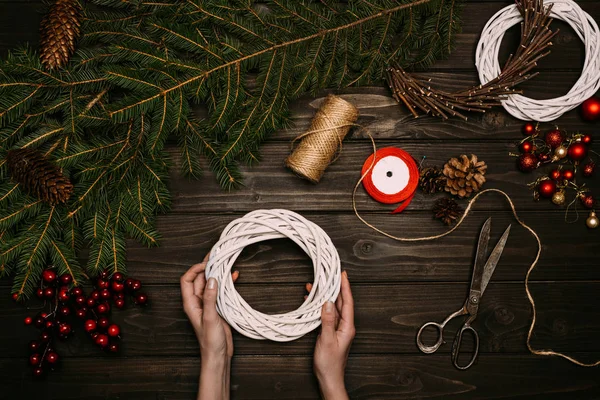 Florist making Christmas wreath — Stock Photo, Image