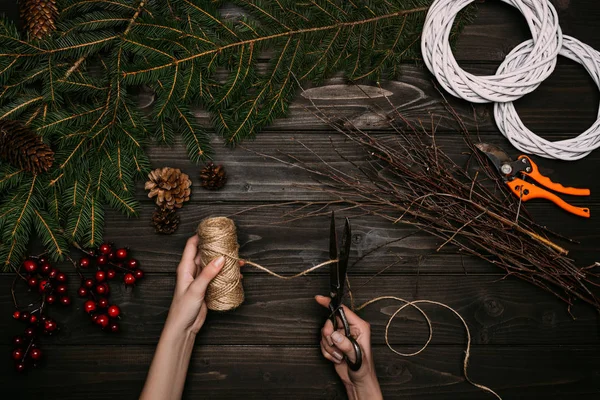 Florist making Christmas wreaths — Stock Photo, Image