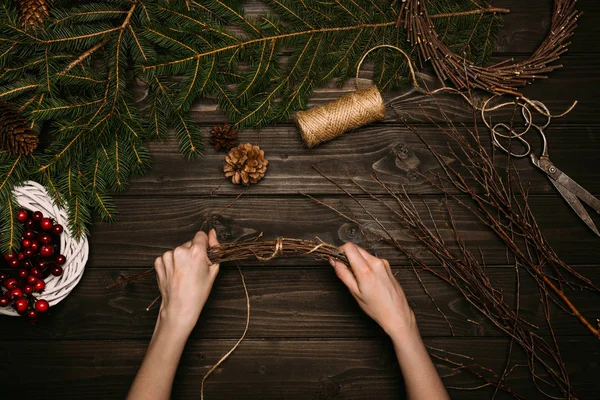 Making Christmas wreath — Stock Photo, Image