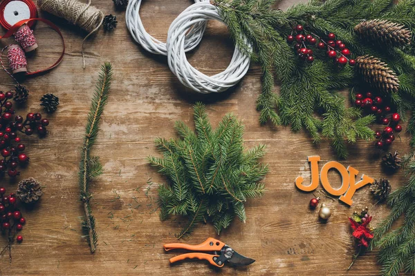 Creation of Christmas wreaths — Stock Photo, Image