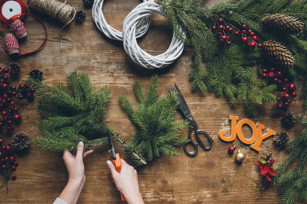 Florist making Christmas wreath — Stock Photo, Image