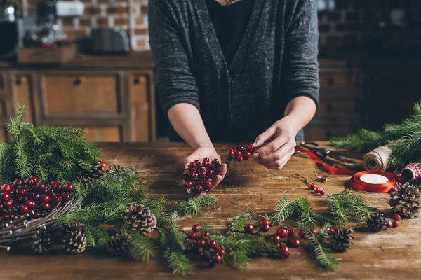 Florist stellt Weihnachtsdekoration her — Stockfoto