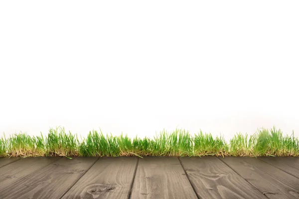 Деревянные доски и трава — стоковое фото