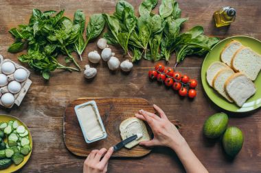 Kahvaltı için tost yapma kadın