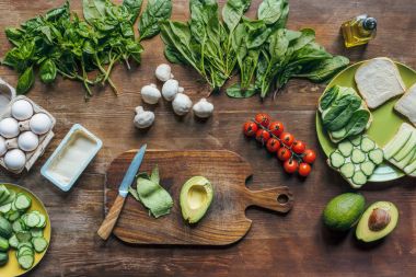 kesme tahtası üzerinde taze avokado
