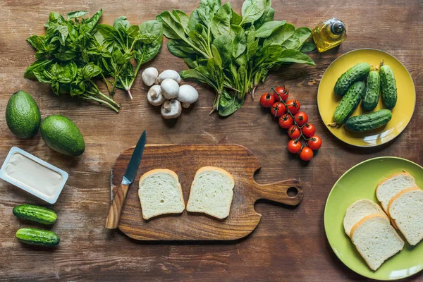 Brood voor de toast en groenten — Stockfoto