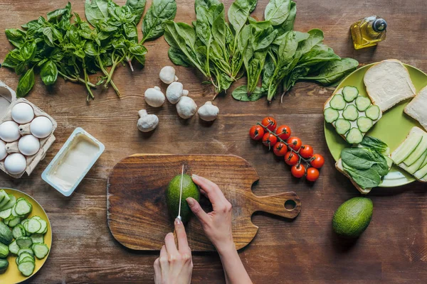 Vrouw koken ontbijt — Stockfoto