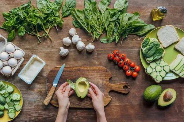 Mujer cocinando desayuno — Foto de Stock