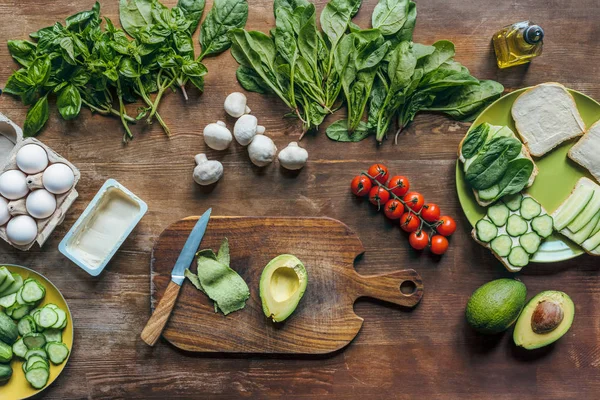 Aguacate fresco en tabla de cortar — Foto de Stock