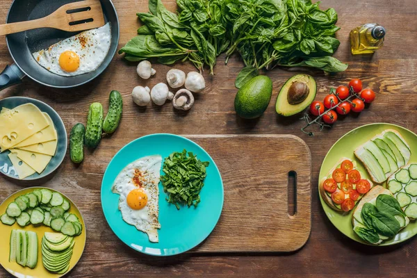 Huevo frito y cortar las espinacas en el plato — Foto de Stock