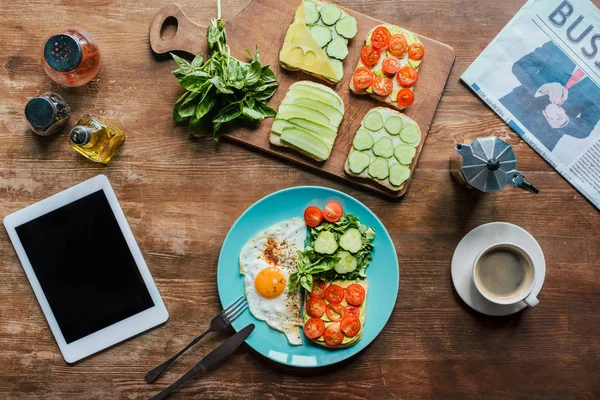 Healthy breakfast and cup of coffee — Stock Photo, Image