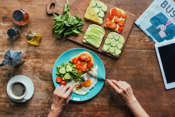 woman having breakfast