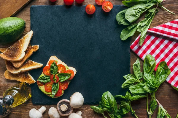 Vegetables and toasts — Stock Photo, Image