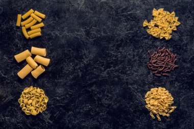 çeşitli pişmemiş makarna
