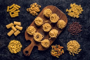 çeşitli pişmemiş makarna