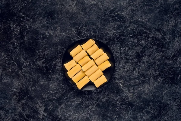 Pastas crudas en tazón — Foto de Stock