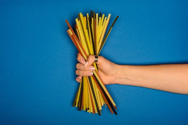 Kadın holding pişmemiş spagetti — Stok fotoğraf