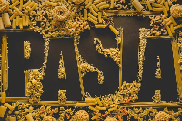 Makaroner i form av ordet pasta — Stockfoto