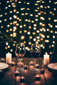 Weingläser auf dem Tisch mit Kerzen