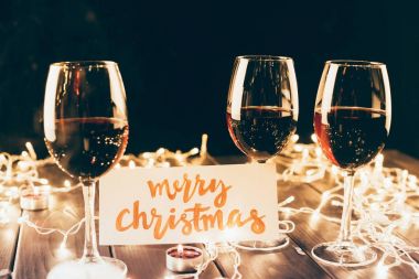 Kırmızı şarap ve neşeli Noel kartı