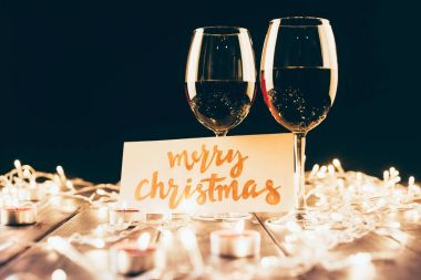 şarap ve neşeli Noel kartı