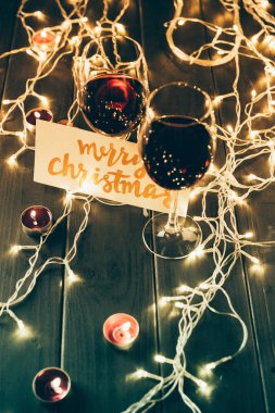 Kadehlerin ve neşeli Noel kartı