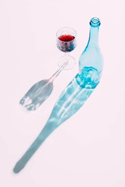 Skleněná láhev vína a modré — Stock fotografie