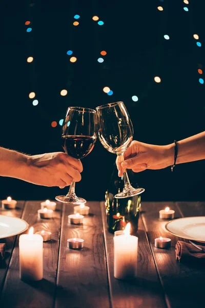 Casal copos clinking com vinho — Fotografia de Stock