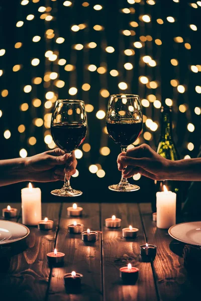 Mujeres sosteniendo gafas de vino en bokeh —  Fotos de Stock