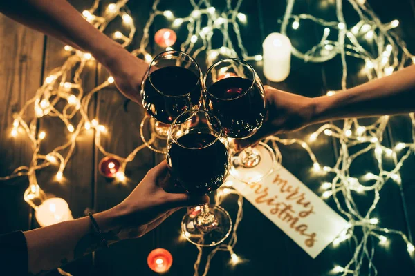 Grupo de personas que tintinean las gafas de vino — Foto de Stock