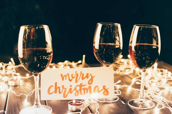 Κόκκινο κρασί και χαρούμενα Χριστούγεννα κάρτα — Δωρεάν Φωτογραφία