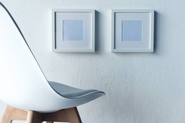 duvarda asılı boş fotoğraf çerçeveleri