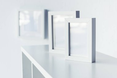 Kitaplık üzerinde boş fotoğraf çerçeveleri 