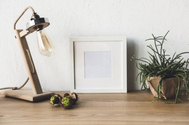 İşyerinde boş fotoğraf çerçevesi