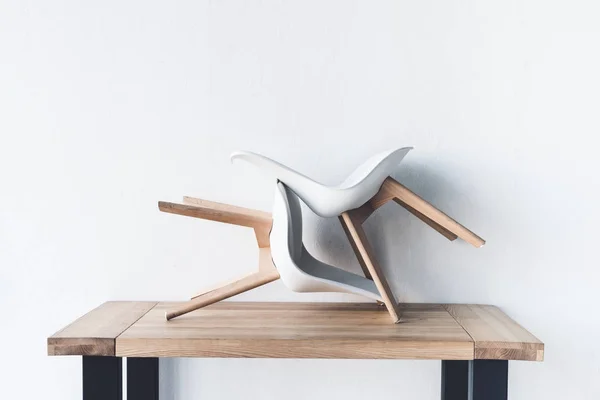 Stühle auf Holztischplatte — Stockfoto