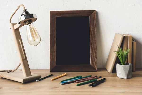 Moldura de foto e material de escritório na mesa — Fotografia de Stock