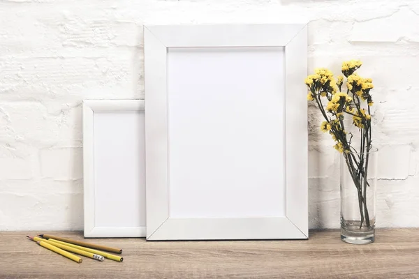 Molduras e flores vazias em vaso — Fotografia de Stock