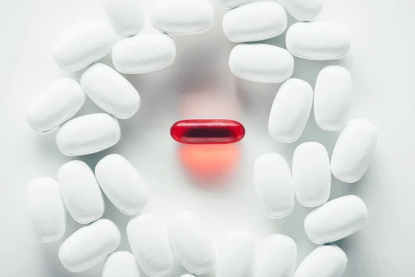 White and red capsules — Stock Photo, Image