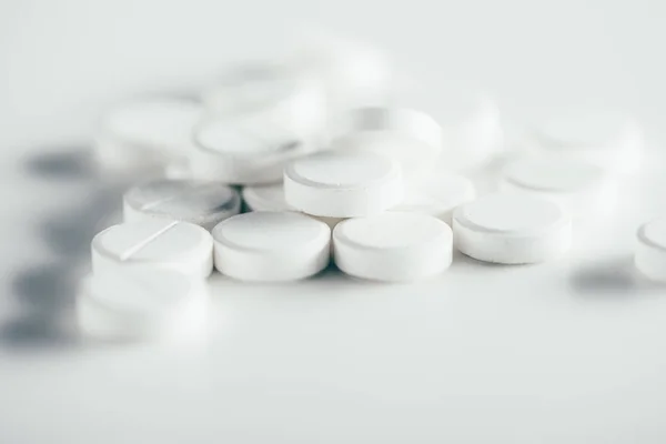 Круглые белые таблетки — стоковое фото