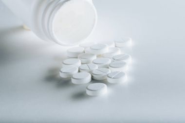 Yuvarlak beyaz tabletler
