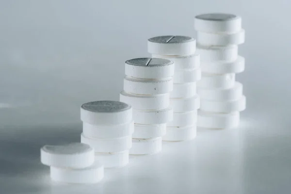 Runde weiße Tabletten — Stockfoto