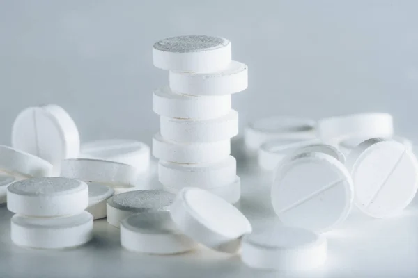 Yuvarlak beyaz tabletler — Stok fotoğraf