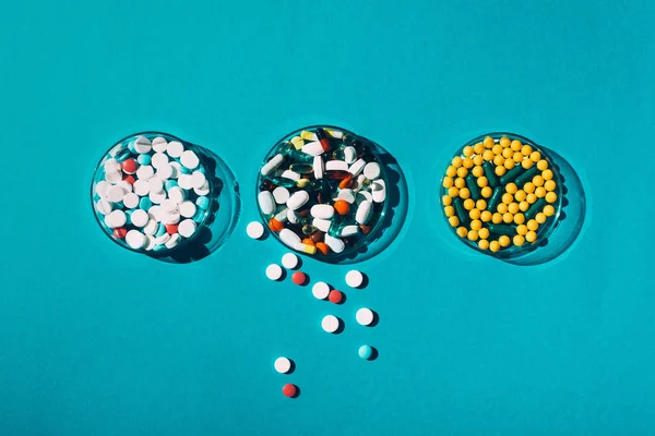 Kleurrijke pillen in petrischalen — Stockfoto