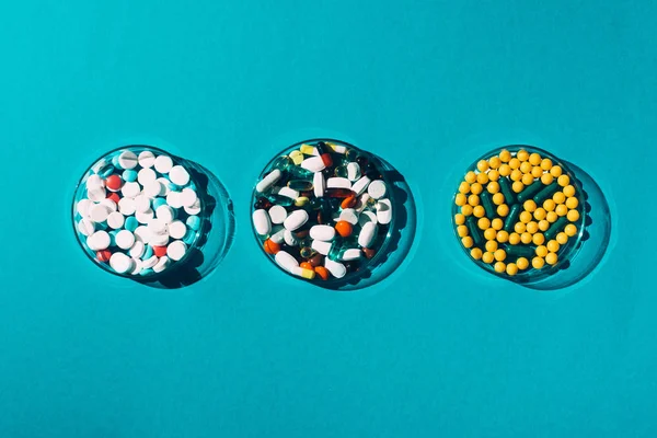 Färgglada piller i petriskålar — Stockfoto