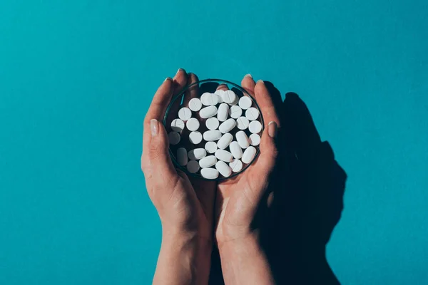 Petri dish with pills in hands — Stock Photo, Image