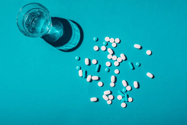 Tabletta és pohár víz — Stock Fotó