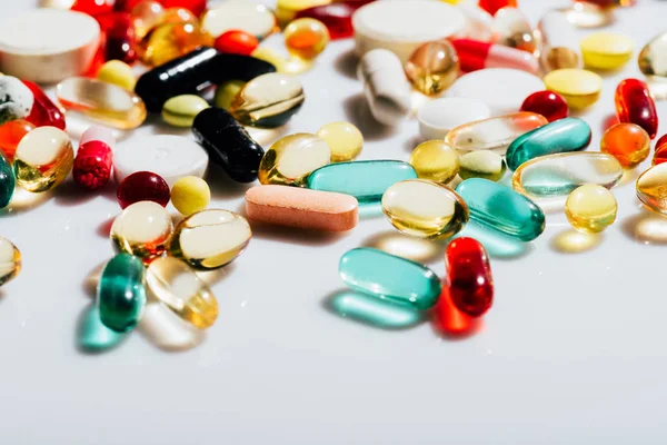 Várias pílulas coloridas — Fotografia de Stock